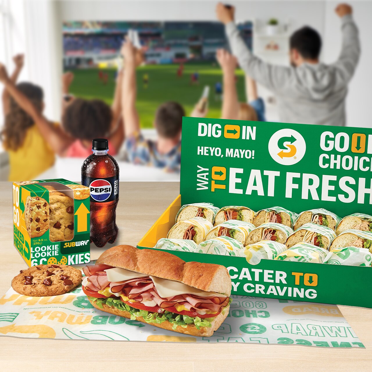 Caja del servicio de comidas de Subway con un sub sin envoltorio, papitas y una galleta.